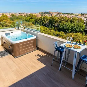 Apartment Penthouse With A Panoramic Rooftop In Trastevere With Seasonally Jacuzzi